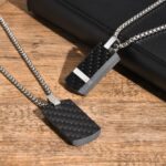Los Collares “Black Carbon Elite” llegan para ofrecerte dos diseños exclusivos en una misma colección, pensados para quienes buscan elegancia moderna con un toque agresivo y sofisticado.