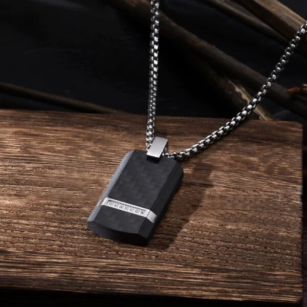 Los Collares “Black Carbon Elite” llegan para ofrecerte dos diseños exclusivos en una misma colección, pensados para quienes buscan elegancia moderna con un toque agresivo y sofisticado.