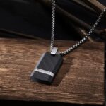 Los Collares “Black Carbon Elite” llegan para ofrecerte dos diseños exclusivos en una misma colección, pensados para quienes buscan elegancia moderna con un toque agresivo y sofisticado.