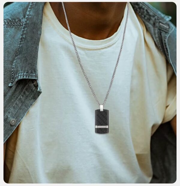 Los Collares “Black Carbon Elite” llegan para ofrecerte dos diseños exclusivos en una misma colección, pensados para quienes buscan elegancia moderna con un toque agresivo y sofisticado.