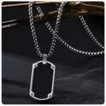 Los Collares “Black Carbon Elite” llegan para ofrecerte dos diseños exclusivos en una misma colección, pensados para quienes buscan elegancia moderna con un toque agresivo y sofisticado.