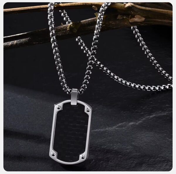 Los Collares “Black Carbon Elite” llegan para ofrecerte dos diseños exclusivos en una misma colección, pensados para quienes buscan elegancia moderna con un toque agresivo y sofisticado.