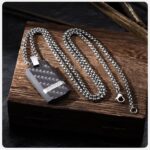 Los Collares “Black Carbon Elite” llegan para ofrecerte dos diseños exclusivos en una misma colección, pensados para quienes buscan elegancia moderna con un toque agresivo y sofisticado.