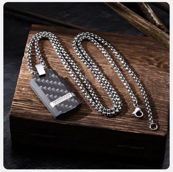 Los Collares “Black Carbon Elite” llegan para ofrecerte dos diseños exclusivos en una misma colección, pensados para quienes buscan elegancia moderna con un toque agresivo y sofisticado.