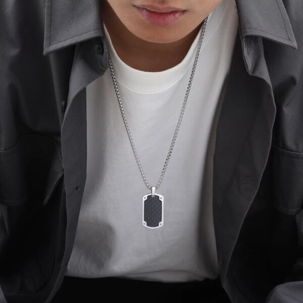 Los Collares “Black Carbon Elite” llegan para ofrecerte dos diseños exclusivos en una misma colección, pensados para quienes buscan elegancia moderna con un toque agresivo y sofisticado.