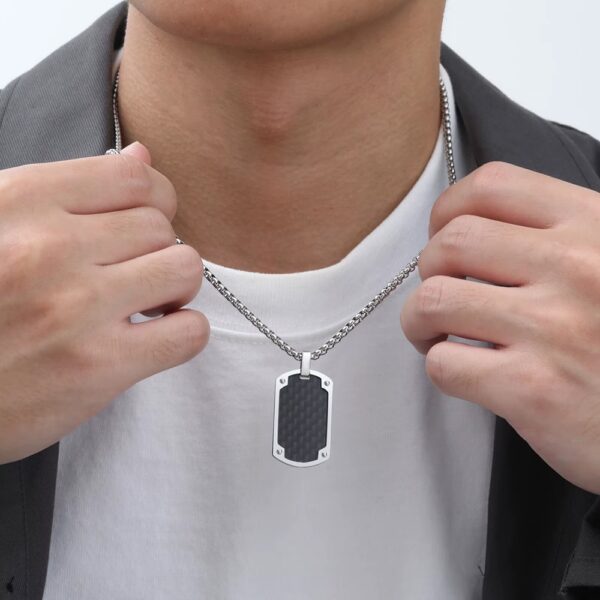Los Collares “Black Carbon Elite” llegan para ofrecerte dos diseños exclusivos en una misma colección, pensados para quienes buscan elegancia moderna con un toque agresivo y sofisticado.
