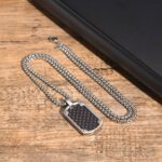 Los Collares “Black Carbon Elite” llegan para ofrecerte dos diseños exclusivos en una misma colección, pensados para quienes buscan elegancia moderna con un toque agresivo y sofisticado.