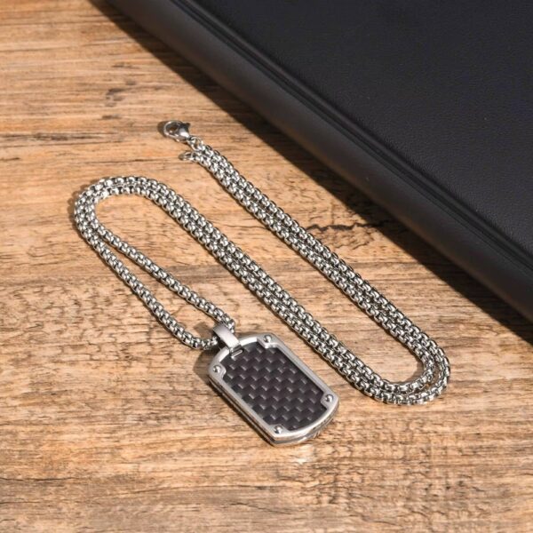 Los Collares “Black Carbon Elite” llegan para ofrecerte dos diseños exclusivos en una misma colección, pensados para quienes buscan elegancia moderna con un toque agresivo y sofisticado.