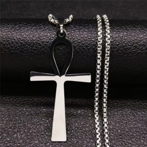 El Collar Ankh Eternal está inspirado en uno de los símbolos más poderosos de la historia: la cruz egipcia de la vida, conocida como Ankh. Este emblema ha sido asociado durante siglos con la eternidad, la energía vital y el poder espiritual.