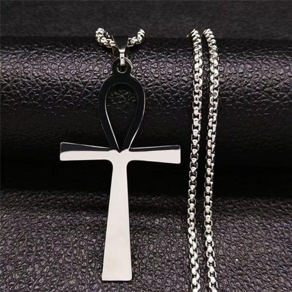 El Collar Ankh Eternal está inspirado en uno de los símbolos más poderosos de la historia: la cruz egipcia de la vida, conocida como Ankh. Este emblema ha sido asociado durante siglos con la eternidad, la energía vital y el poder espiritual.