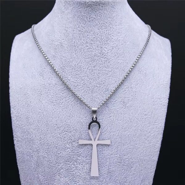 El Collar Ankh Eternal está inspirado en uno de los símbolos más poderosos de la historia: la cruz egipcia de la vida, conocida como Ankh. Este emblema ha sido asociado durante siglos con la eternidad, la energía vital y el poder espiritual.