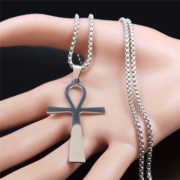 El Collar Ankh Eternal está inspirado en uno de los símbolos más poderosos de la historia: la cruz egipcia de la vida, conocida como Ankh. Este emblema ha sido asociado durante siglos con la eternidad, la energía vital y el poder espiritual.