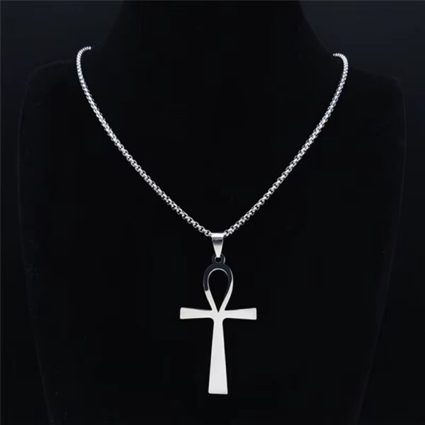 El Collar Ankh Eternal está inspirado en uno de los símbolos más poderosos de la historia: la cruz egipcia de la vida, conocida como Ankh. Este emblema ha sido asociado durante siglos con la eternidad, la energía vital y el poder espiritual.