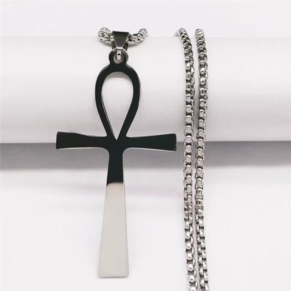El Collar Ankh Eternal está inspirado en uno de los símbolos más poderosos de la historia: la cruz egipcia de la vida, conocida como Ankh. Este emblema ha sido asociado durante siglos con la eternidad, la energía vital y el poder espiritual.