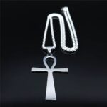 El Collar Ankh Eternal está inspirado en uno de los símbolos más poderosos de la historia: la cruz egipcia de la vida, conocida como Ankh. Este emblema ha sido asociado durante siglos con la eternidad, la energía vital y el poder espiritual.