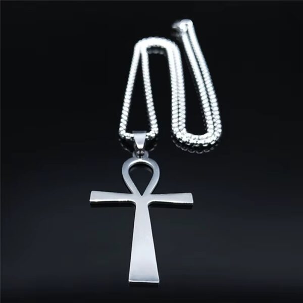 El Collar Ankh Eternal está inspirado en uno de los símbolos más poderosos de la historia: la cruz egipcia de la vida, conocida como Ankh. Este emblema ha sido asociado durante siglos con la eternidad, la energía vital y el poder espiritual.