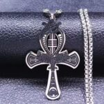 El Collar Ankh Horus Supreme fusiona dos de los emblemas más poderosos del antiguo Egipto: la cruz de la vida (Ankh) y la energía protectora de Horus. El resultado es una pieza única que representa fuerza, protección y dominio personal