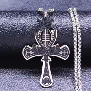 El Collar Ankh Horus Supreme fusiona dos de los emblemas más poderosos del antiguo Egipto: la cruz de la vida (Ankh) y la energía protectora de Horus. El resultado es una pieza única que representa fuerza, protección y dominio personal