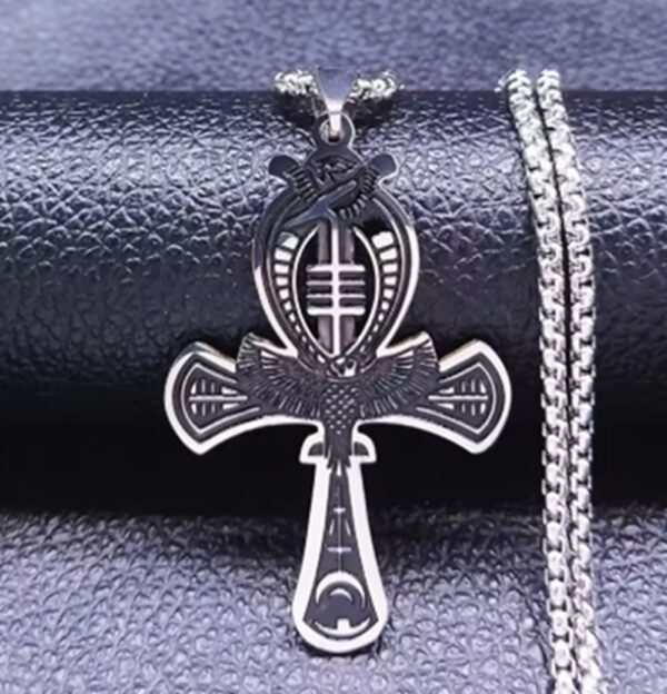 El Collar Ankh Horus Supreme fusiona dos de los emblemas más poderosos del antiguo Egipto: la cruz de la vida (Ankh) y la energía protectora de Horus. El resultado es una pieza única que representa fuerza, protección y dominio personal