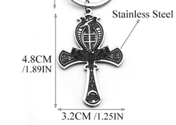 El Collar Ankh Horus Supreme fusiona dos de los emblemas más poderosos del antiguo Egipto: la cruz de la vida (Ankh) y la energía protectora de Horus. El resultado es una pieza única que representa fuerza, protección y dominio personal