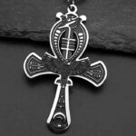 El Collar Ankh Horus Supreme fusiona dos de los emblemas más poderosos del antiguo Egipto: la cruz de la vida (Ankh) y la energía protectora de Horus. El resultado es una pieza única que representa fuerza, protección y dominio personal