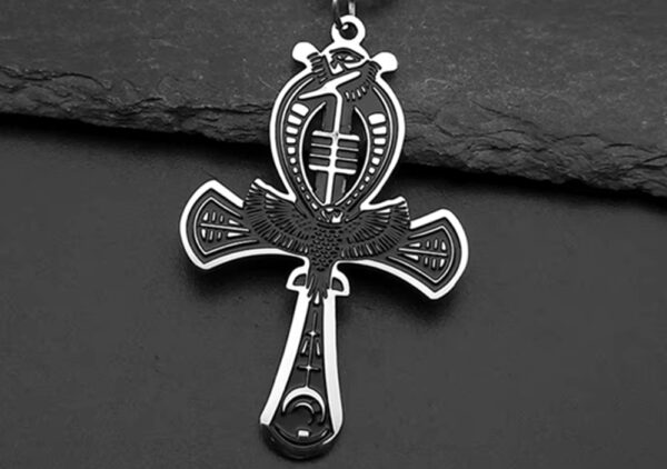 El Collar Ankh Horus Supreme fusiona dos de los emblemas más poderosos del antiguo Egipto: la cruz de la vida (Ankh) y la energía protectora de Horus. El resultado es una pieza única que representa fuerza, protección y dominio personal