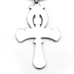 El Collar Ankh Horus Supreme fusiona dos de los emblemas más poderosos del antiguo Egipto: la cruz de la vida (Ankh) y la energía protectora de Horus. El resultado es una pieza única que representa fuerza, protección y dominio personal