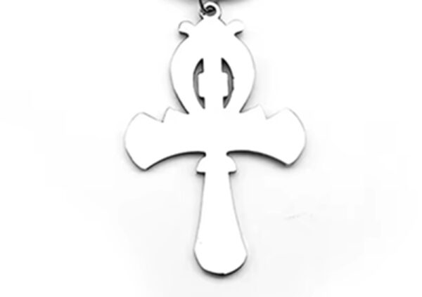 El Collar Ankh Horus Supreme fusiona dos de los emblemas más poderosos del antiguo Egipto: la cruz de la vida (Ankh) y la energía protectora de Horus. El resultado es una pieza única que representa fuerza, protección y dominio personal
