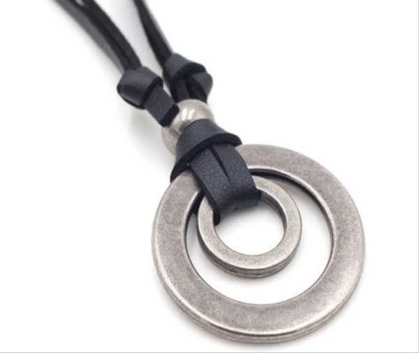 COLLAR DE CUERO Y DOBLE ARO METALICO