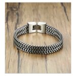 La Pulsera “Imperio Inquebrantable” representa exactamente eso: poder, seguridad y elegancia en una sola pieza. Su diseño de cadena finamente entrelazada refleja un equilibrio perfecto entre lo clásico y lo moderno, creando un look sofisticado que se adapta a cualquier ocasión.