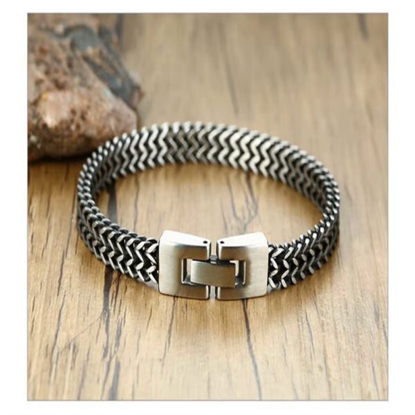 La Pulsera “Imperio Inquebrantable” representa exactamente eso: poder, seguridad y elegancia en una sola pieza. Su diseño de cadena finamente entrelazada refleja un equilibrio perfecto entre lo clásico y lo moderno, creando un look sofisticado que se adapta a cualquier ocasión.