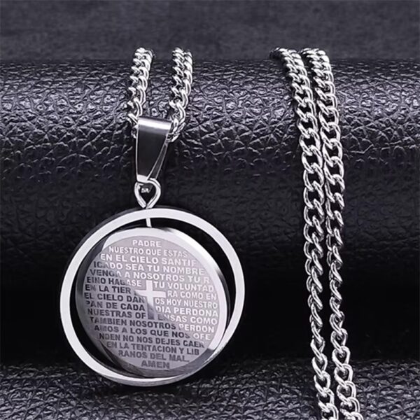 El Collar “Fe Inquebrantable” es mucho más que un complemento: es un símbolo de protección, fortaleza y conexión espiritual que te acompaña todos los días. Diseñado para quienes creen, luchan y avanzan con determinación, este collar combina elegancia moderna con un significado profundo.