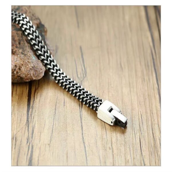 La Pulsera “Imperio Inquebrantable” representa exactamente eso: poder, seguridad y elegancia en una sola pieza. Su diseño de cadena finamente entrelazada refleja un equilibrio perfecto entre lo clásico y lo moderno, creando un look sofisticado que se adapta a cualquier ocasión.