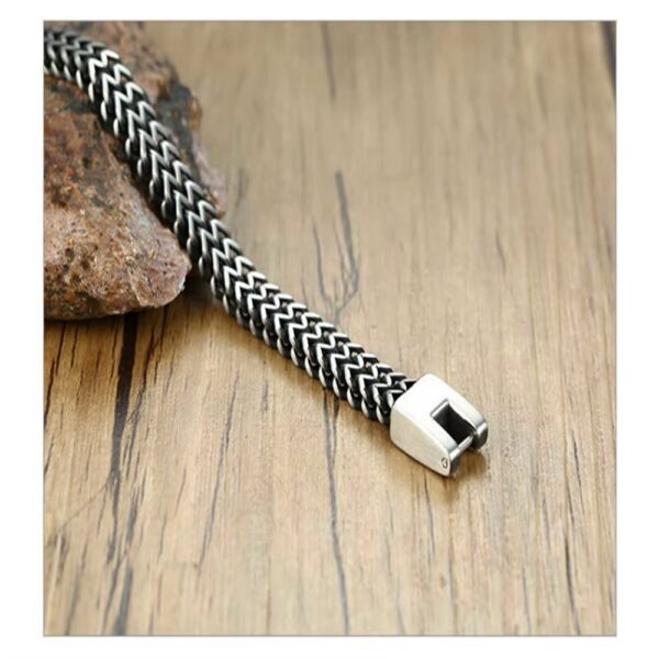 La Pulsera “Imperio Inquebrantable” representa exactamente eso: poder, seguridad y elegancia en una sola pieza. Su diseño de cadena finamente entrelazada refleja un equilibrio perfecto entre lo clásico y lo moderno, creando un look sofisticado que se adapta a cualquier ocasión.
