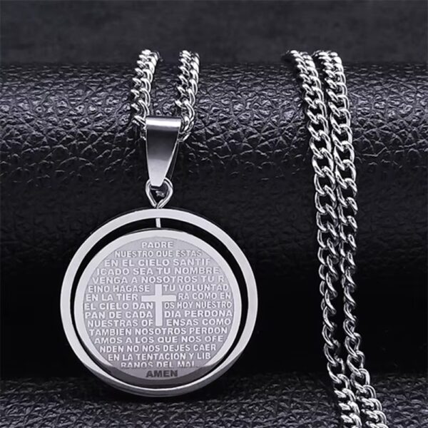 El Collar “Fe Inquebrantable” es mucho más que un complemento: es un símbolo de protección, fortaleza y conexión espiritual que te acompaña todos los días. Diseñado para quienes creen, luchan y avanzan con determinación, este collar combina elegancia moderna con un significado profundo.