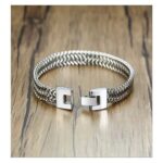 La Pulsera “Imperio Inquebrantable” representa exactamente eso: poder, seguridad y elegancia en una sola pieza. Su diseño de cadena finamente entrelazada refleja un equilibrio perfecto entre lo clásico y lo moderno, creando un look sofisticado que se adapta a cualquier ocasión.
