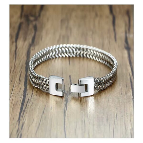 La Pulsera “Imperio Inquebrantable” representa exactamente eso: poder, seguridad y elegancia en una sola pieza. Su diseño de cadena finamente entrelazada refleja un equilibrio perfecto entre lo clásico y lo moderno, creando un look sofisticado que se adapta a cualquier ocasión.