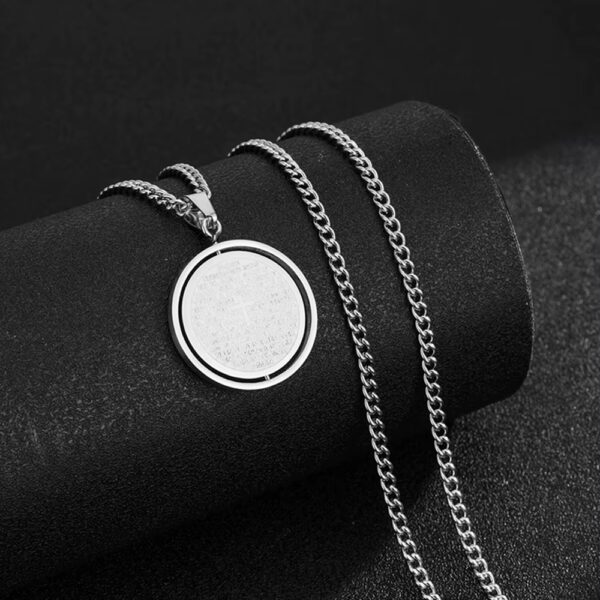 El Collar “Fe Inquebrantable” es mucho más que un complemento: es un símbolo de protección, fortaleza y conexión espiritual que te acompaña todos los días. Diseñado para quienes creen, luchan y avanzan con determinación, este collar combina elegancia moderna con un significado profundo.