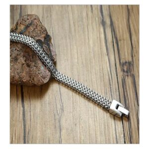 PULSERA DE CADENA PLANA DE ACERO INOXIDABLE8 La Pulsera “Imperio Inquebrantable” representa exactamente eso: poder, seguridad y elegancia en una sola pieza. Su diseño de cadena finamente entrelazada refleja un equilibrio perfecto entre lo clásico y lo moderno, creando un look sofisticado que se adapta a cualquier ocasión.