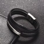 Un accesorio diseñado para hombres que entienden que los pequeños detalles hacen una gran diferencia. Esta pulsera de cuero trenzado multicapa combina elegancia, carácter y un diseño moderno que eleva cualquier outfit en segundos.