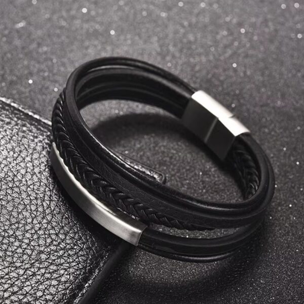Un accesorio diseñado para hombres que entienden que los pequeños detalles hacen una gran diferencia. Esta pulsera de cuero trenzado multicapa combina elegancia, carácter y un diseño moderno que eleva cualquier outfit en segundos.