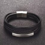Un accesorio diseñado para hombres que entienden que los pequeños detalles hacen una gran diferencia. Esta pulsera de cuero trenzado multicapa combina elegancia, carácter y un diseño moderno que eleva cualquier outfit en segundos.