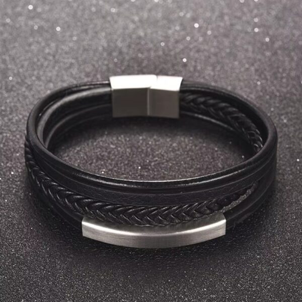 Un accesorio diseñado para hombres que entienden que los pequeños detalles hacen una gran diferencia. Esta pulsera de cuero trenzado multicapa combina elegancia, carácter y un diseño moderno que eleva cualquier outfit en segundos.