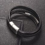 Un accesorio diseñado para hombres que entienden que los pequeños detalles hacen una gran diferencia. Esta pulsera de cuero trenzado multicapa combina elegancia, carácter y un diseño moderno que eleva cualquier outfit en segundos.