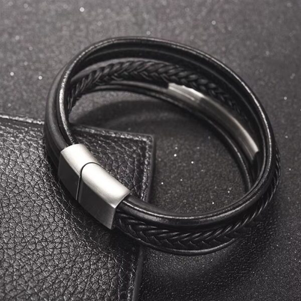 Un accesorio diseñado para hombres que entienden que los pequeños detalles hacen una gran diferencia. Esta pulsera de cuero trenzado multicapa combina elegancia, carácter y un diseño moderno que eleva cualquier outfit en segundos.