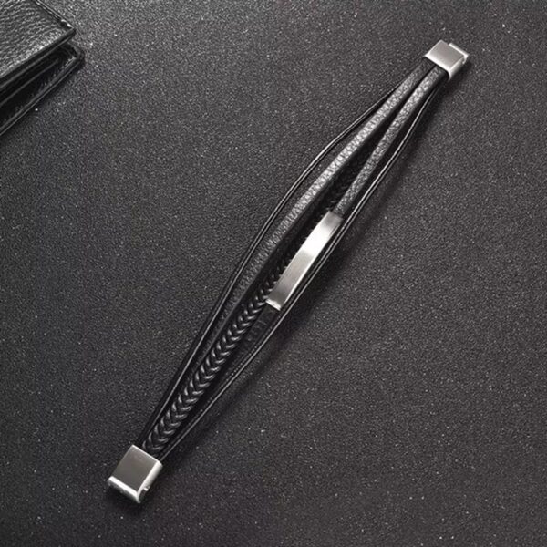 Un accesorio diseñado para hombres que entienden que los pequeños detalles hacen una gran diferencia. Esta pulsera de cuero trenzado multicapa combina elegancia, carácter y un diseño moderno que eleva cualquier outfit en segundos.