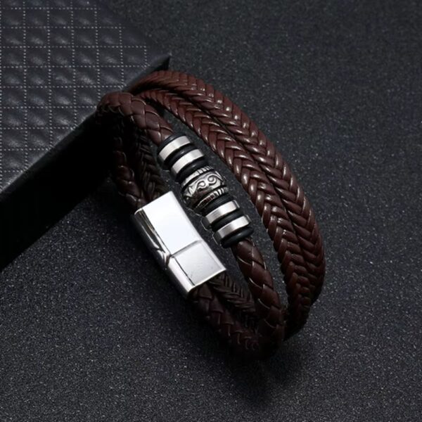 Eleva tu estilo con esta pulsera de cuero trenzado multicapa, un accesorio diseñado para hombres que quieren proyectar confianza, elegancia y personalidad en cada detalle.