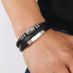 PULSERA DE CUERO MULTICAPA – ESTILO MODERNO Y PODEROSO 🔥 Eleva tu estilo con esta pulsera de cuero trenzado premium, diseñada para hombres que quieren proyectar seguridad, elegancia y personalidad en cada detalle.