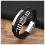 PULSERA DE CUERO MULTICAPA – ESTILO MODERNO Y PODEROSO 🔥 Eleva tu estilo con esta pulsera de cuero trenzado premium, diseñada para hombres que quieren proyectar seguridad, elegancia y personalidad en cada detalle.