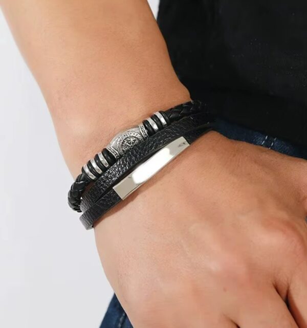 PULSERA DE CUERO MULTICAPA – ESTILO MODERNO Y PODEROSO 🔥 Eleva tu estilo con esta pulsera de cuero trenzado premium, diseñada para hombres que quieren proyectar seguridad, elegancia y personalidad en cada detalle.